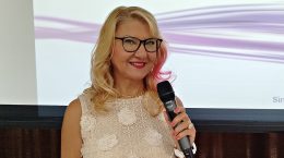 ALZHEİMER İLE YAŞAMAK: DIŞARIDAN FARK EDİLMEYEN BİR YÜKÜ OMUZLAMAKTIR