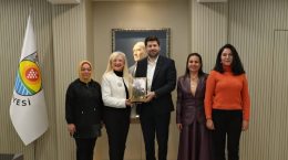 ALZHEİMER DERNEĞİ TARSUS GÖNÜLLÜLERİ TARSUS BELEDİYE BAŞKANI ALİ BOLTAÇ’I ZİYARET ETTİ