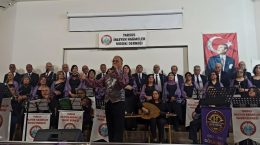 ‘RÜYALARDA BULUŞURUZ, ŞARKILARLA KONUŞURUZ ‘ KONSERİ MÜZİKSEVERLERDEN TAM NOT ALDI