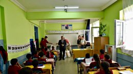 TARSUS MÜFTÜLÜĞÜ’NDEN ÖĞRENCİLERE KIRTASİYE DESTEĞİ